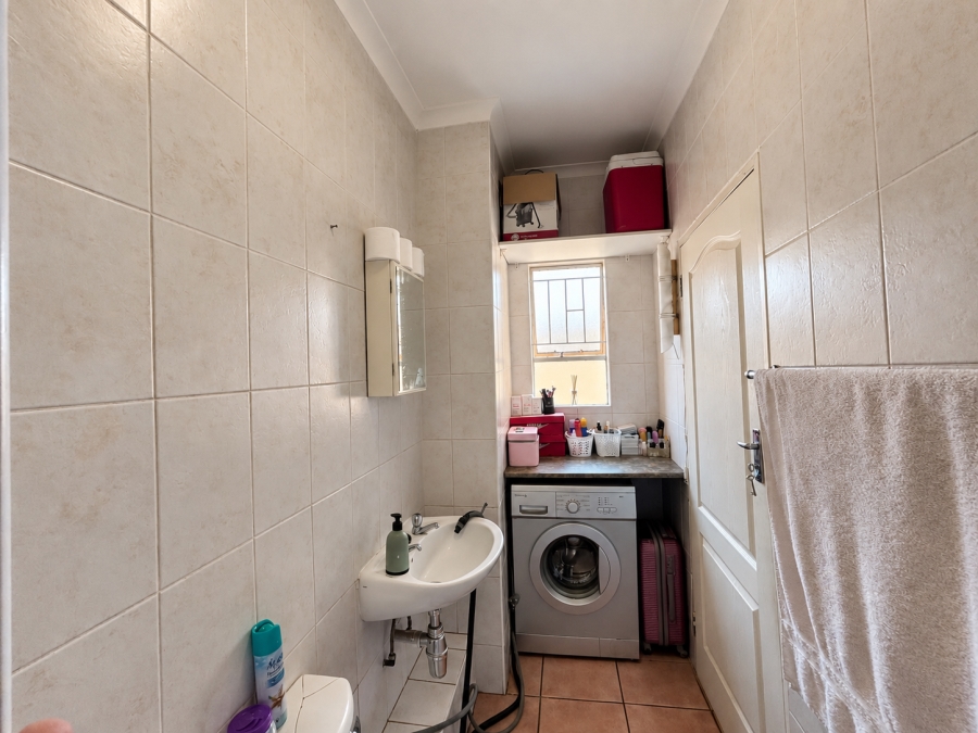To Let 1 Bedroom Property for Rent in Kannoniers Park North West